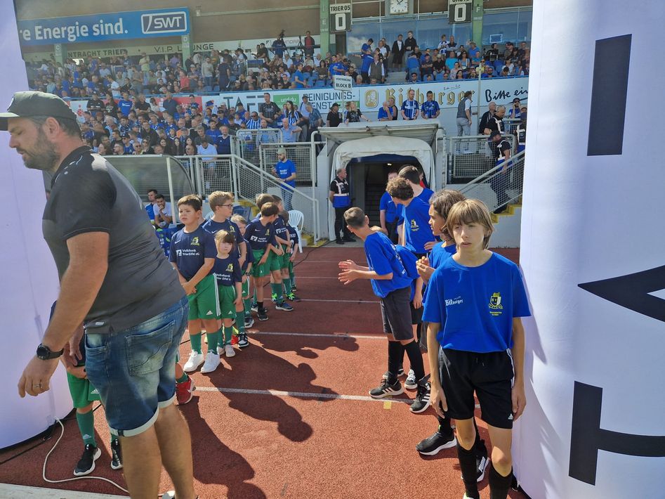 Die Minis als Einlaufkinder bei der Eintracht Trier 08.09.2024